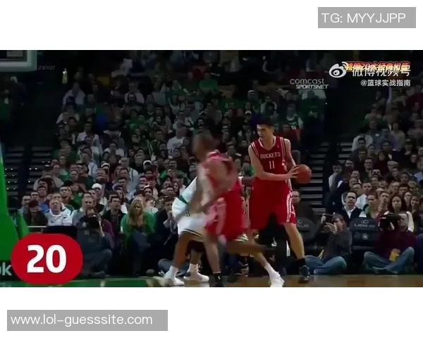 姚明在赛场上演扣篮绝技引发全场欢呼的精彩瞬间