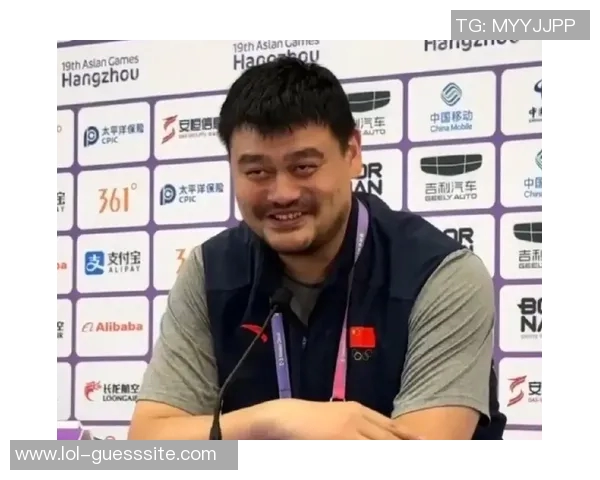 姚明踢足球的搞笑瞬间让全场观众捧腹大笑的趣事分享