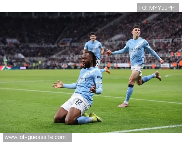 国王杯激战曼联与曼城战成平局精彩瞬间引爆全场气氛 国王杯激战曼联与曼城战成平局精彩瞬间引爆全场气氛